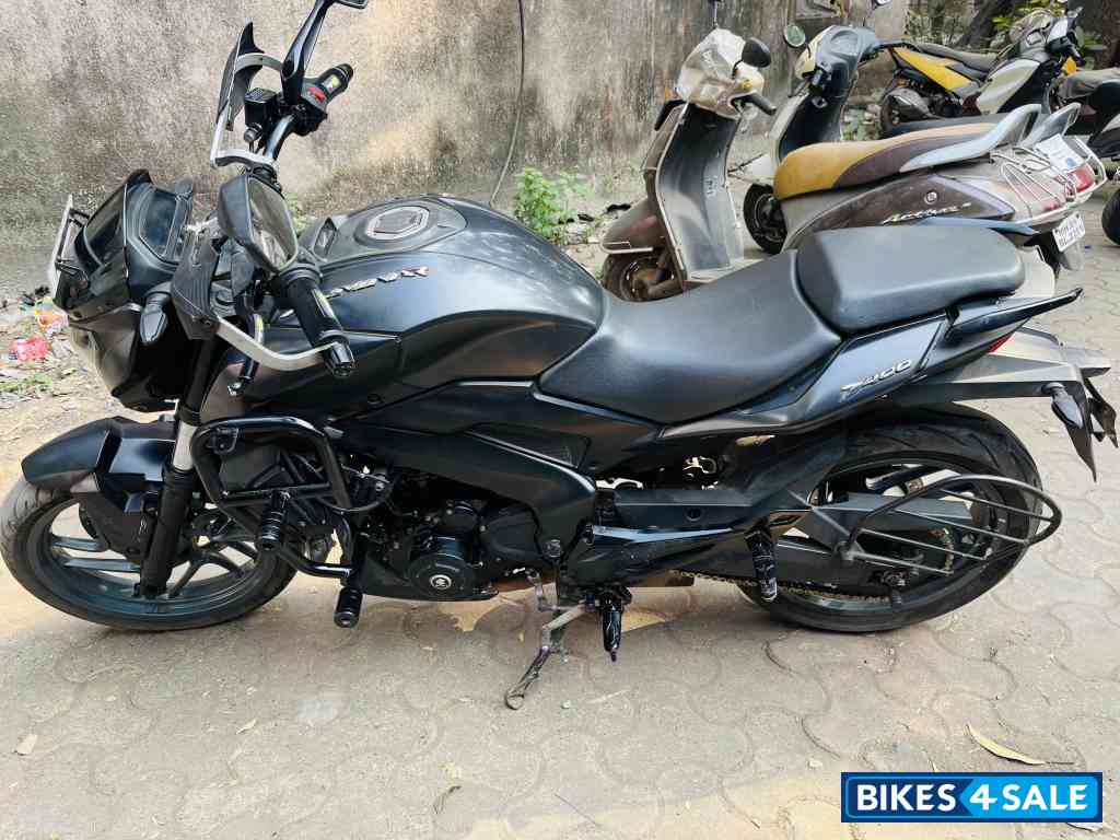 Matte Black Bajaj Dominar 400