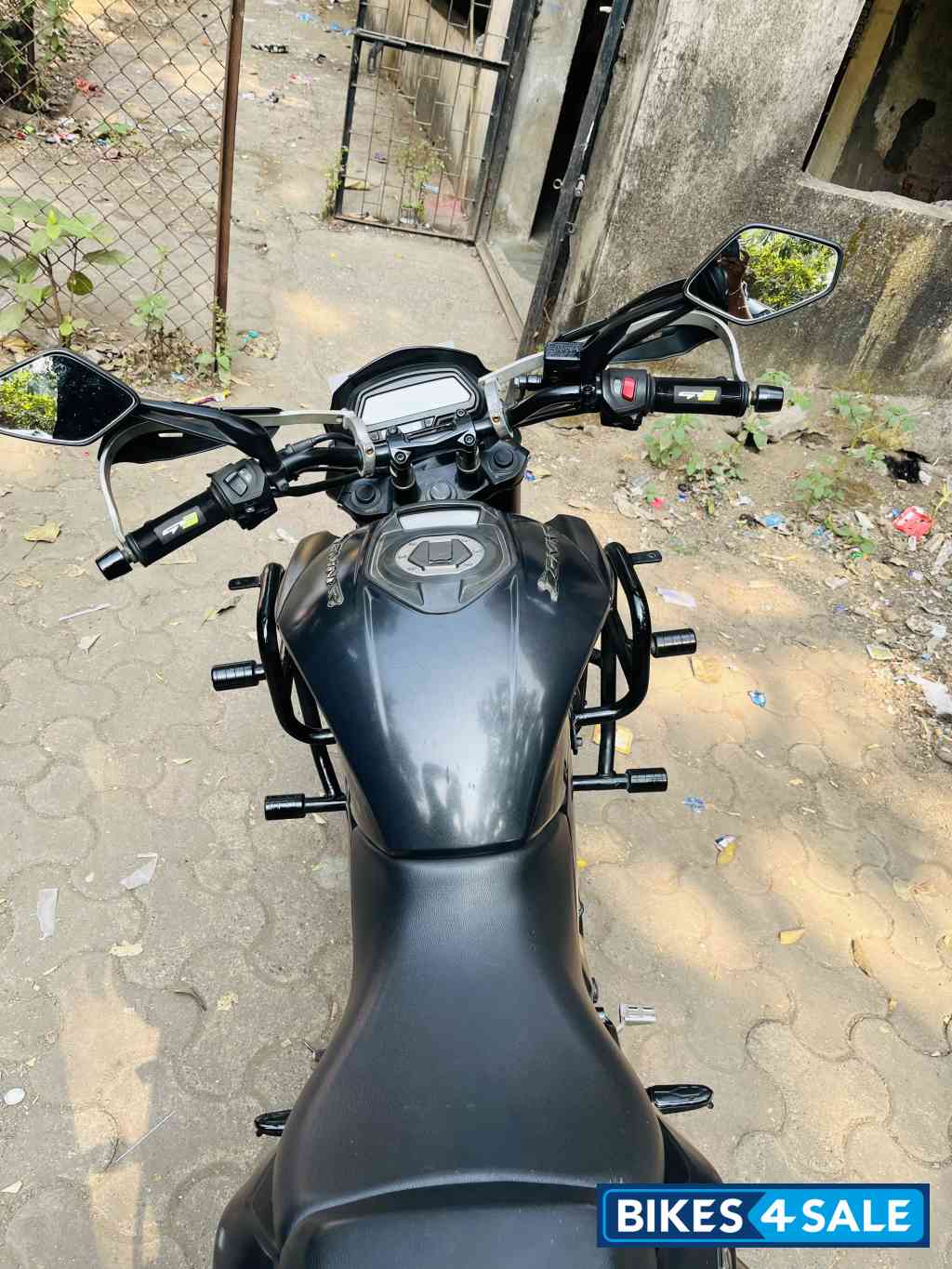 Matte Black Bajaj Dominar 400