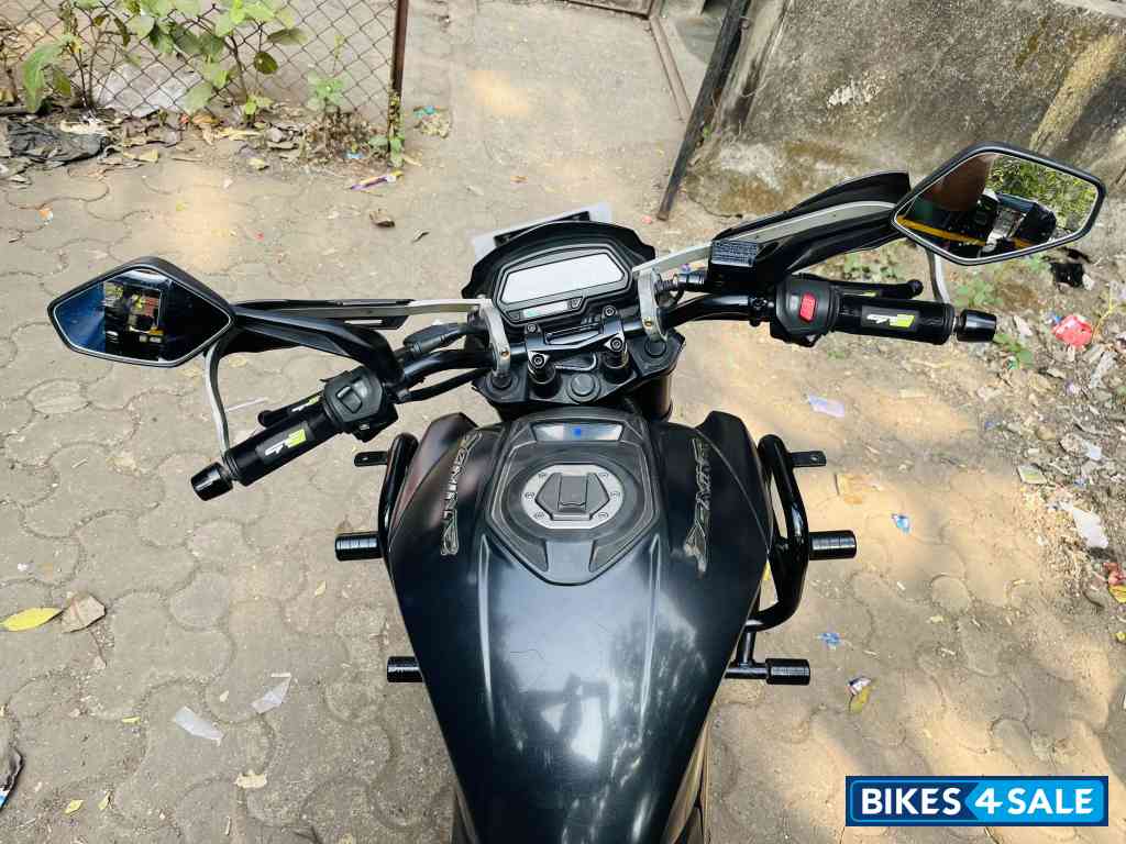 Matte Black Bajaj Dominar 400