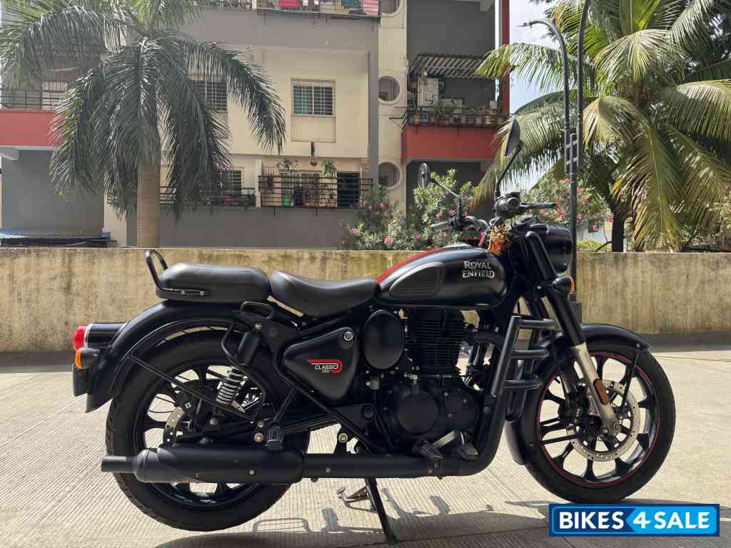 Stealth Black Royal Enfield Classic 350 Dual Channel BS6