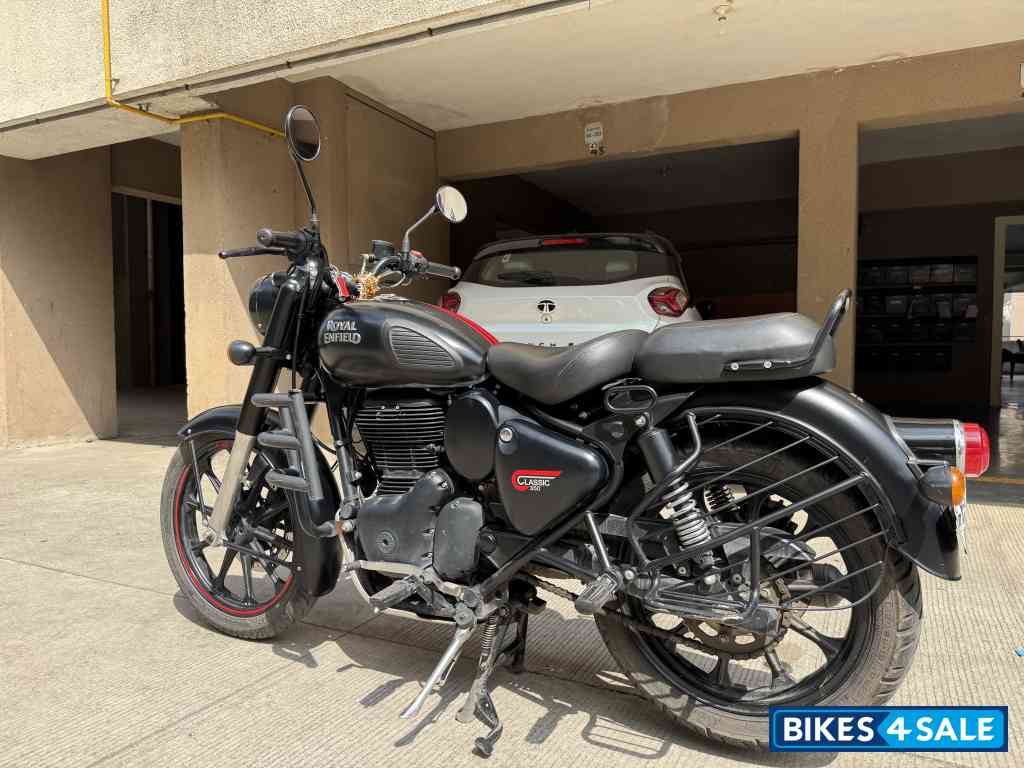 Stealth Black Royal Enfield Classic 350 Dual Channel BS6 Stealth Black Royal Enfield Classic 350 Dual Channel BS6
