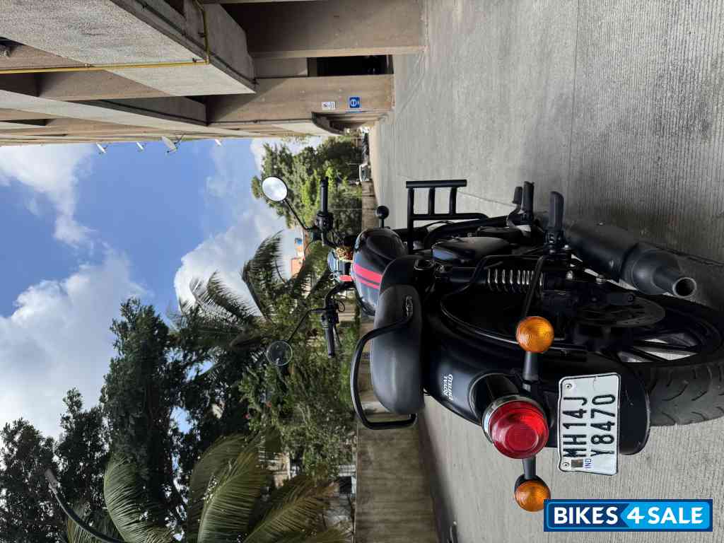 Stealth Black Royal Enfield Classic 350 Dual Channel BS6 Stealth Black Royal Enfield Classic 350 Dual Channel BS6
