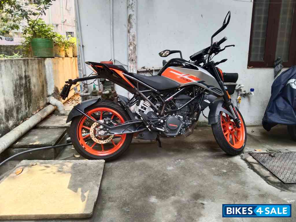 Silver KTM Duke 200 2024