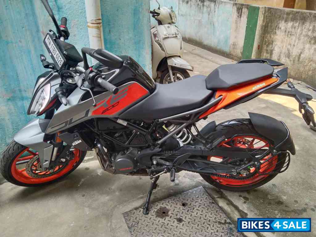 Silver KTM Duke 200 2024