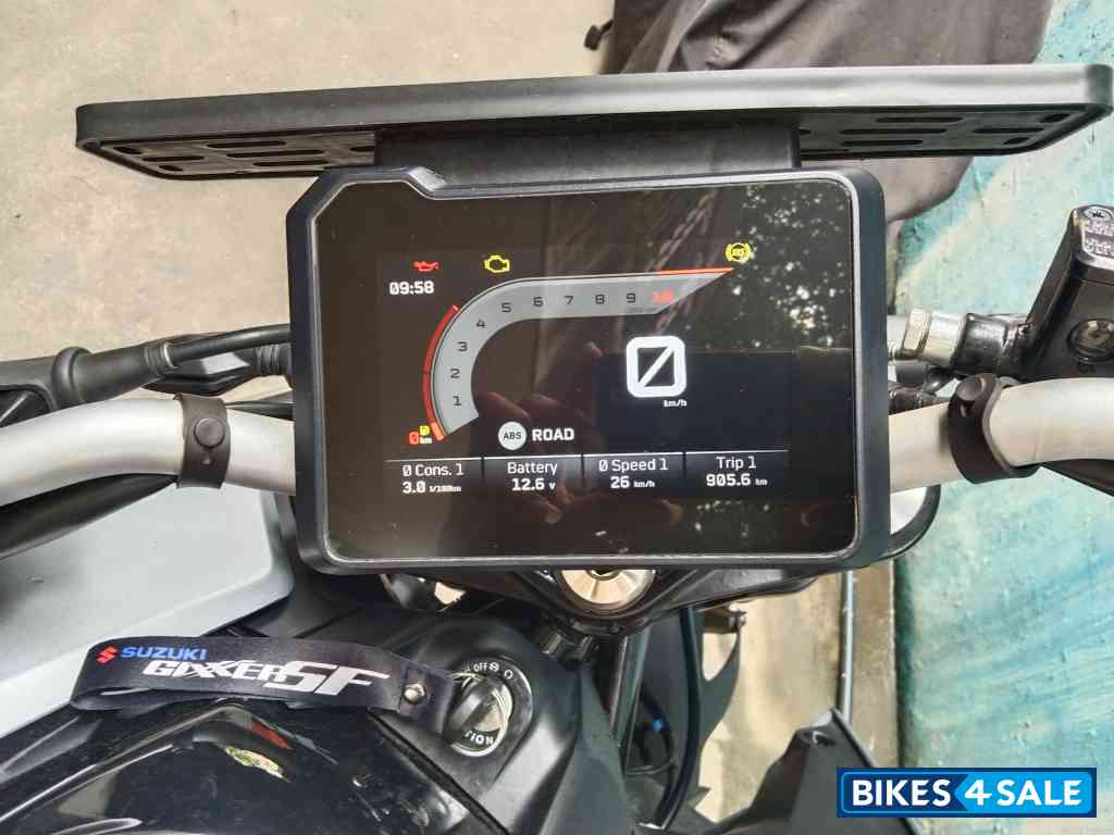 Silver KTM Duke 200 2024