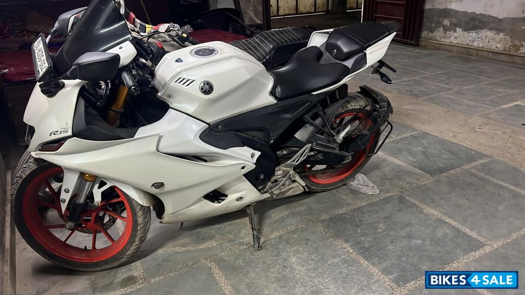 Yamaha R15 V4
