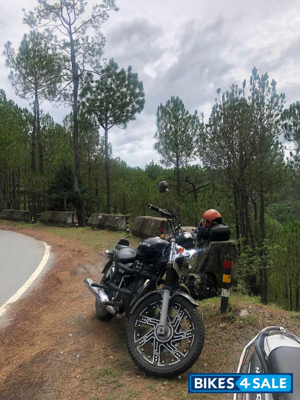 Black Royal Enfield Thunderbird 350