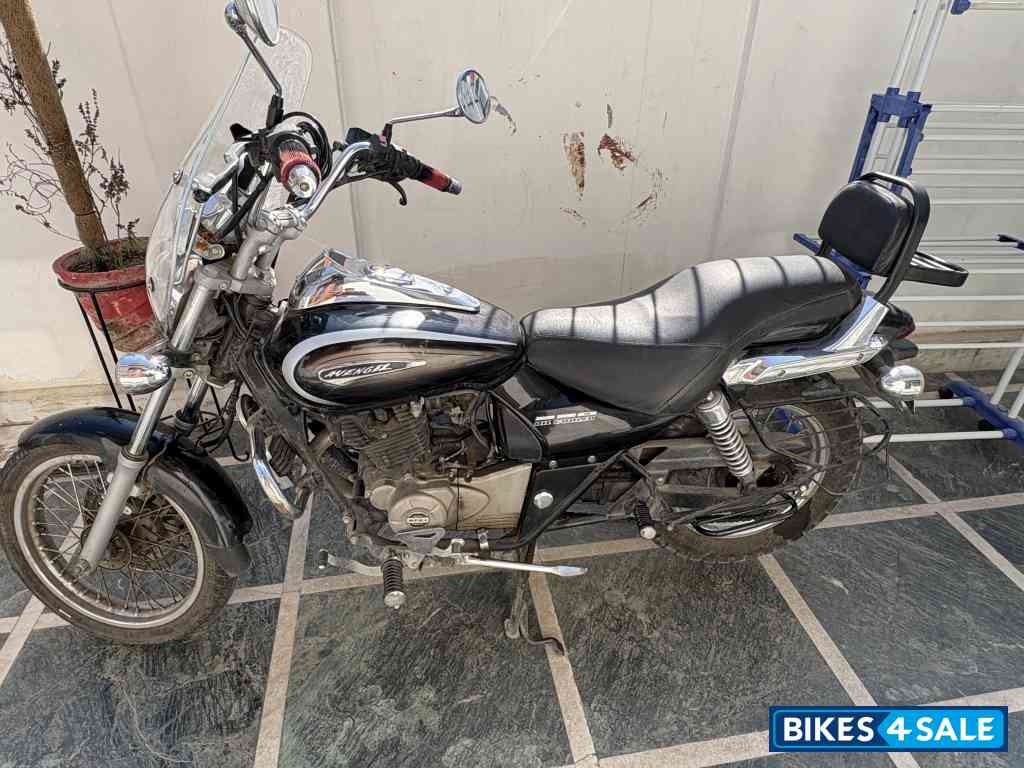 Black Bajaj Avenger Cruise 220