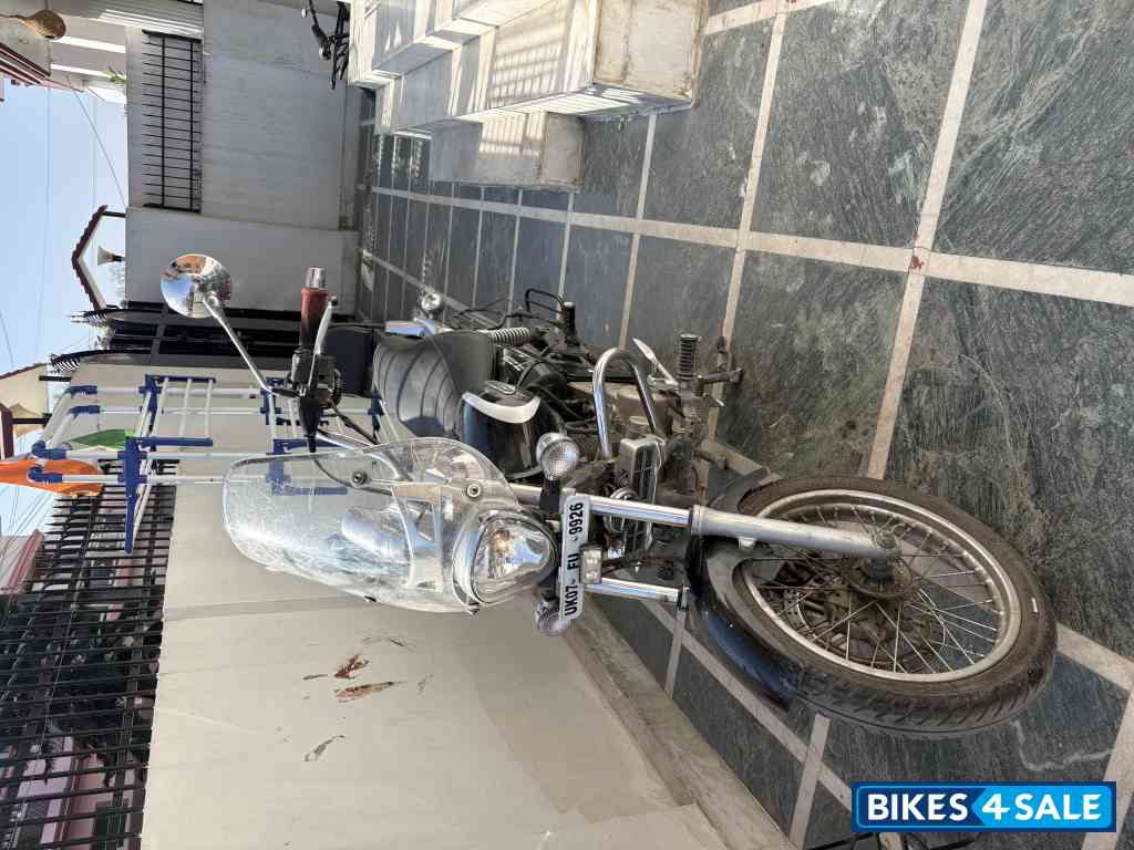 Black Bajaj Avenger Cruise 220