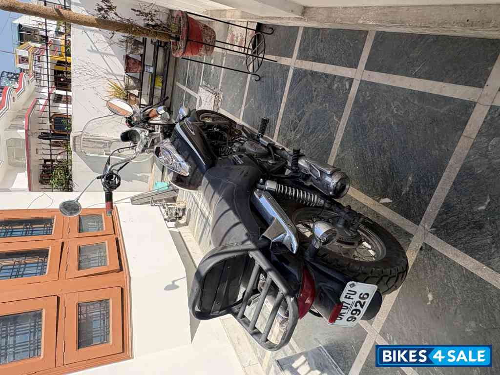 Black Bajaj Avenger Cruise 220