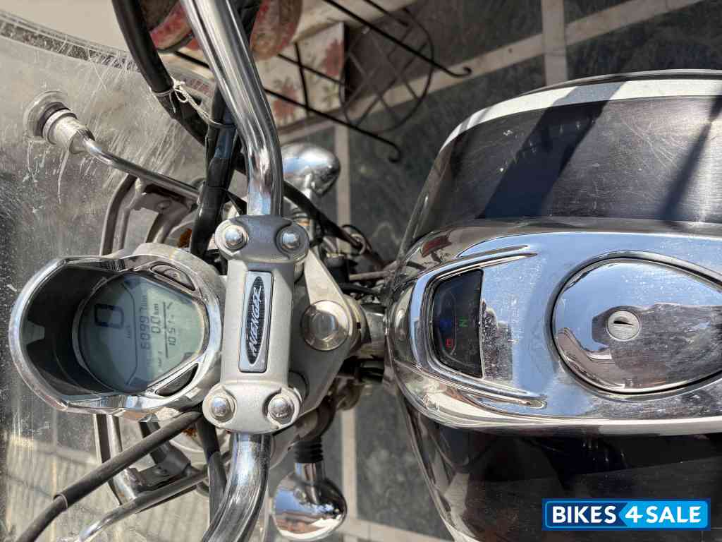 Black Bajaj Avenger Cruise 220