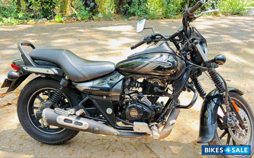 Black Bajaj Avenger Street 160 BS6