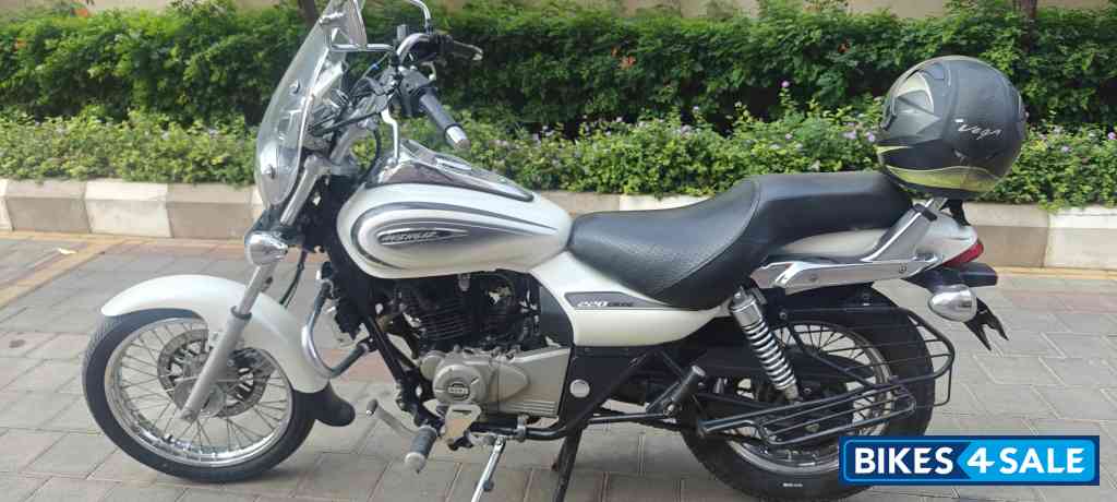 White Bajaj Avenger Cruise 220