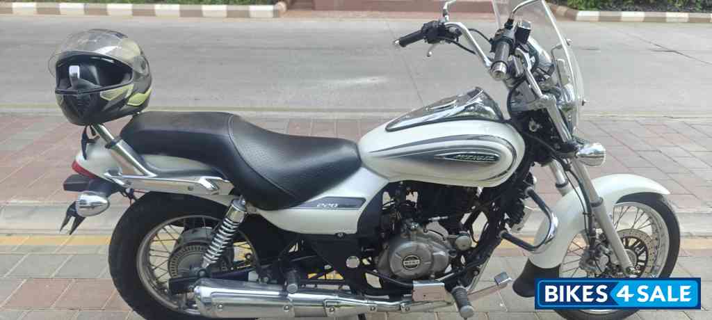 White Bajaj Avenger Cruise 220