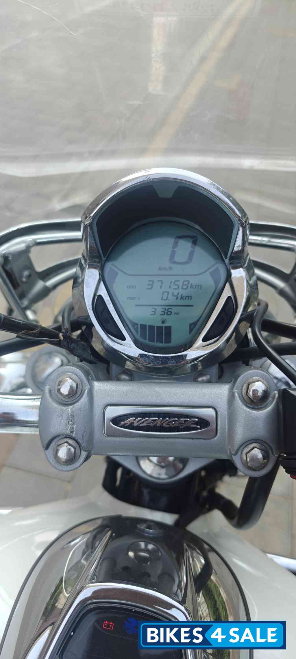 White Bajaj Avenger Cruise 220