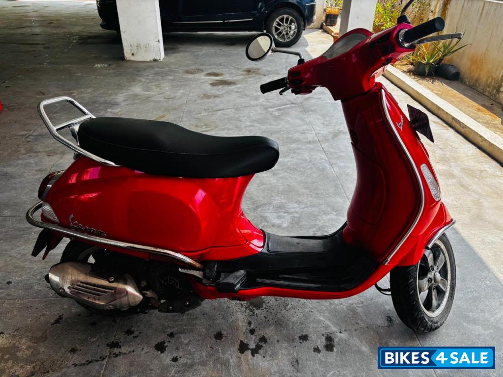 Red Vespa VXL 125