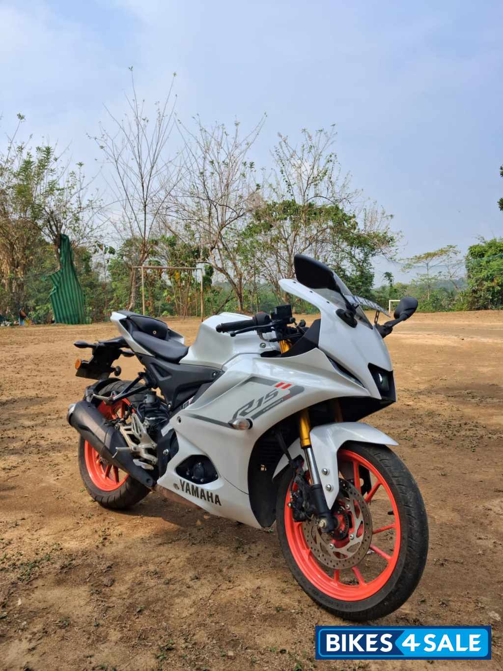 White Yamaha R15 V4