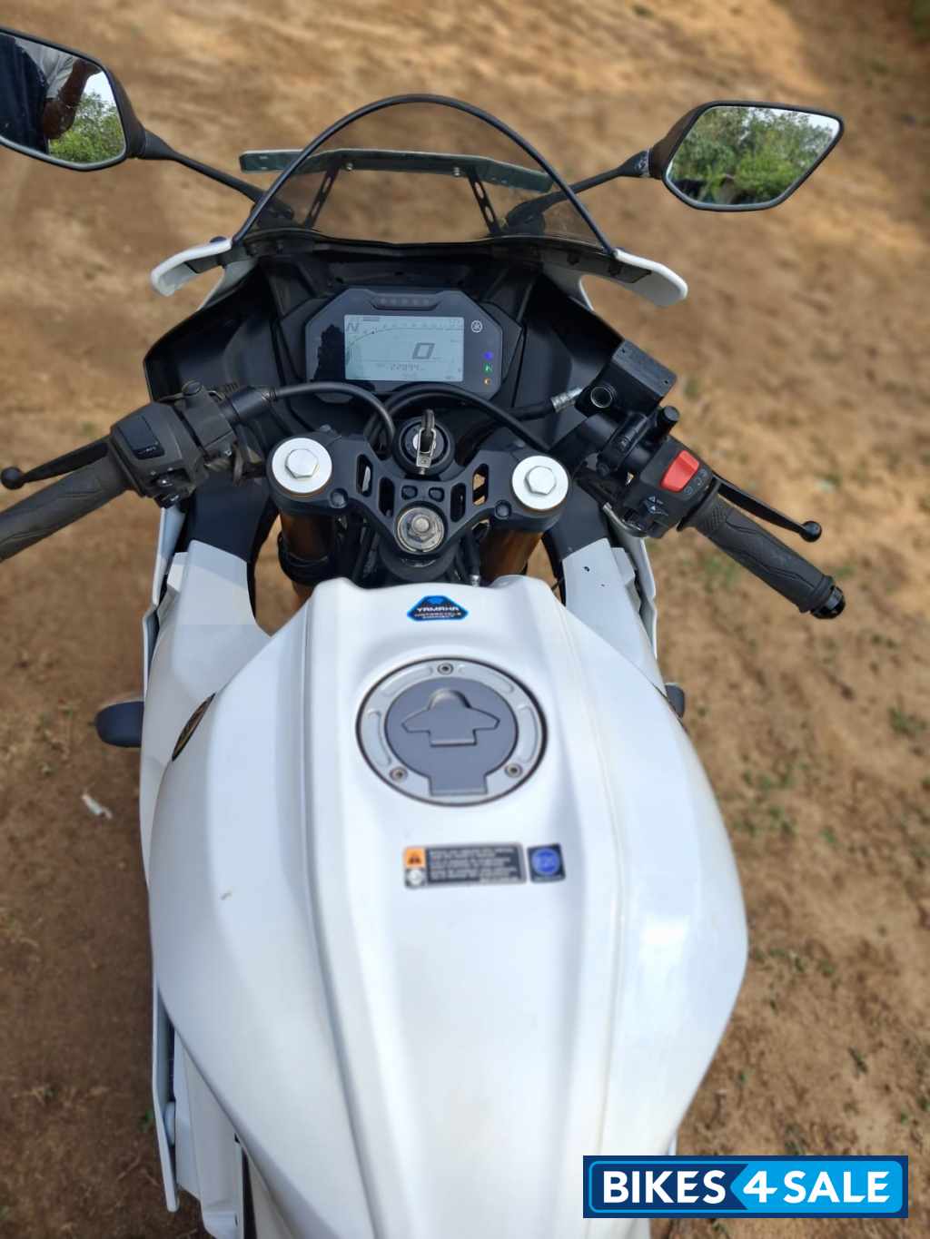 White Yamaha R15 V4