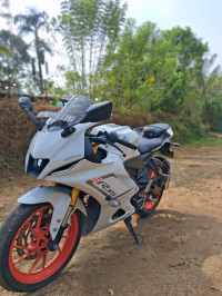 White Yamaha R15 V4