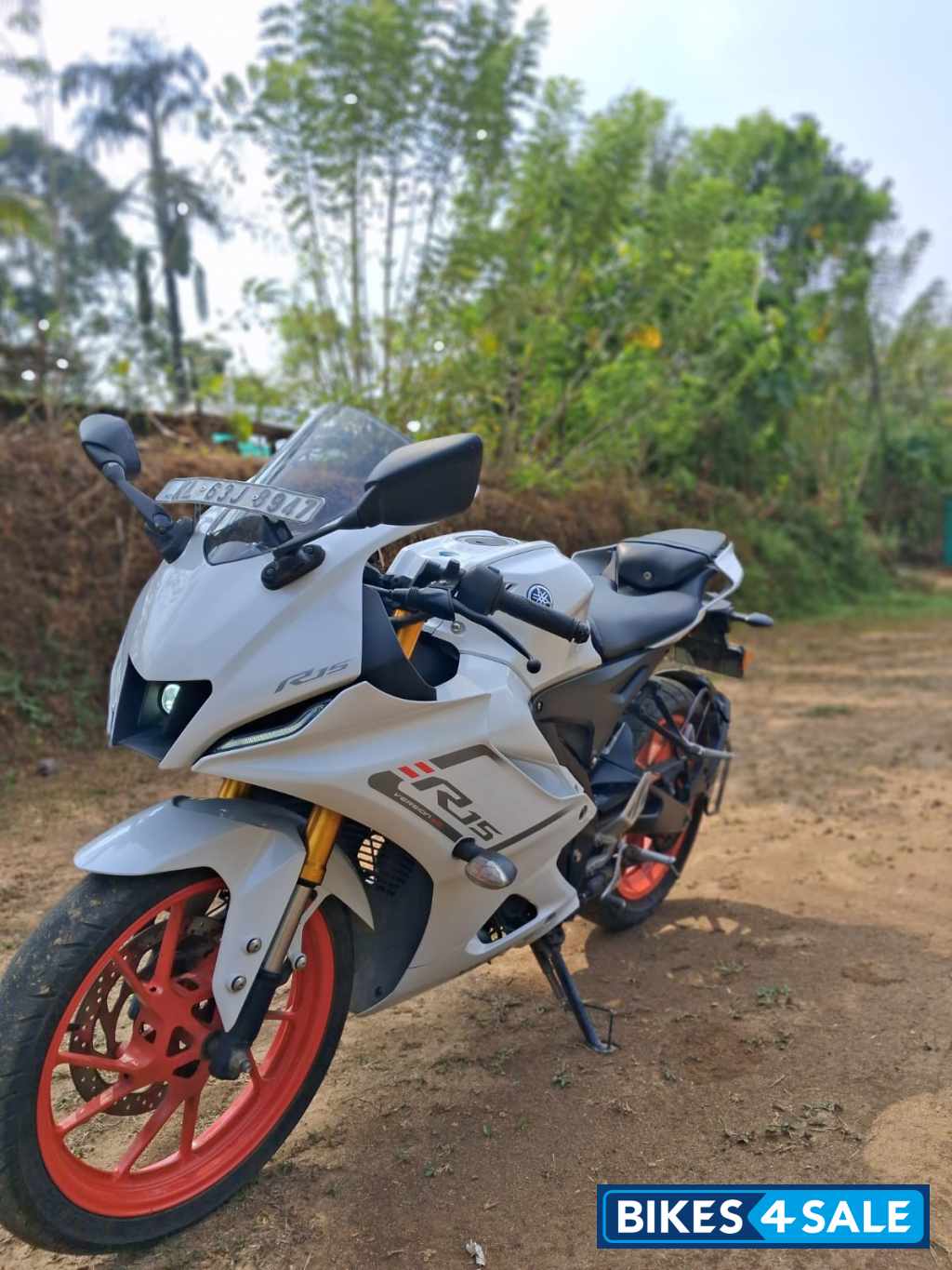 White Yamaha R15 V4
