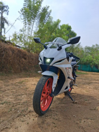White Yamaha R15 V4