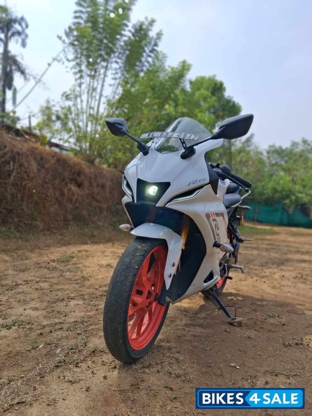 White Yamaha R15 V4