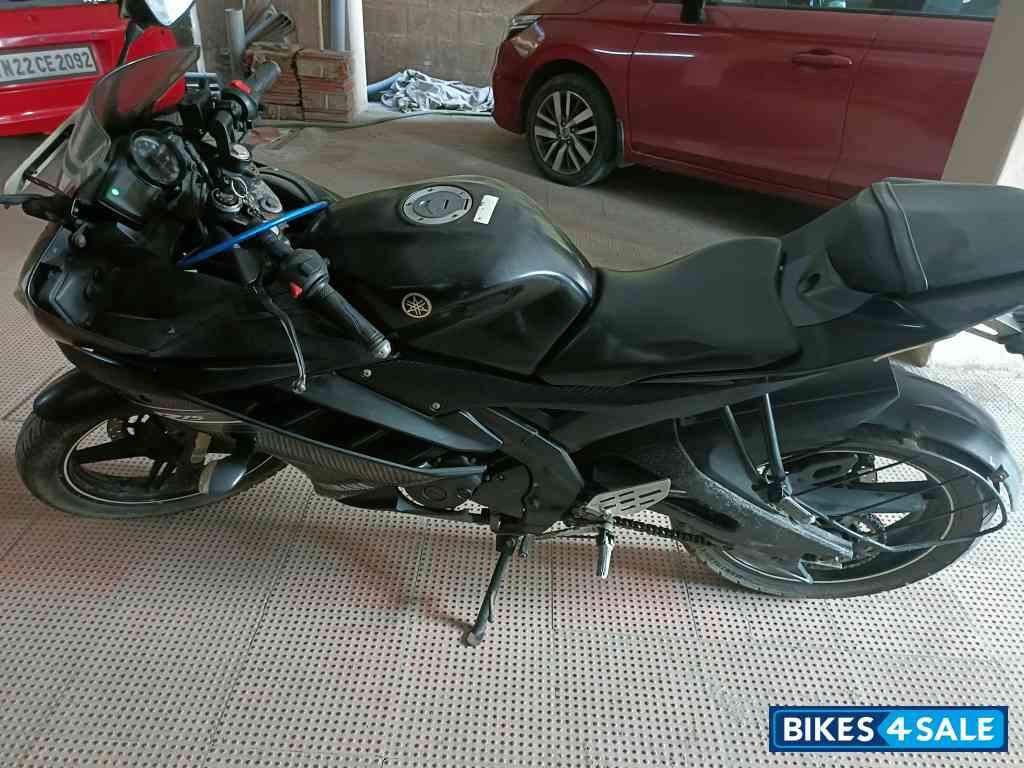Black Yamaha YZF R15 V2