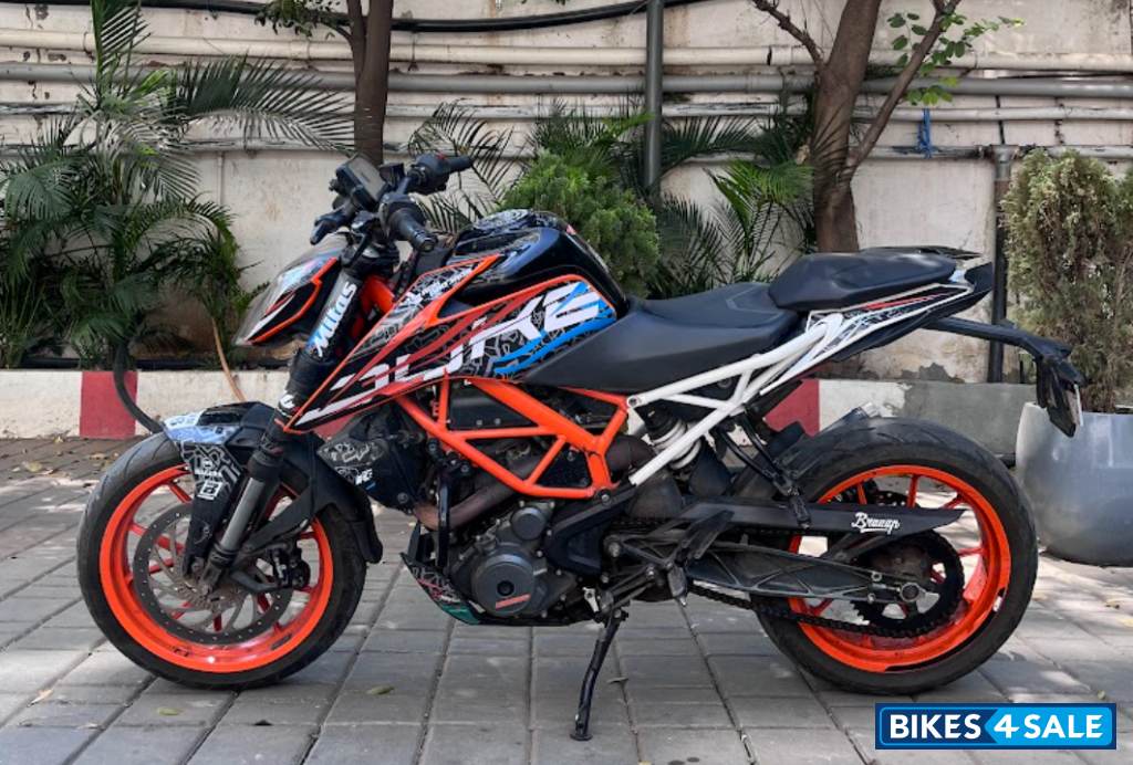 Orange KTM Duke 390