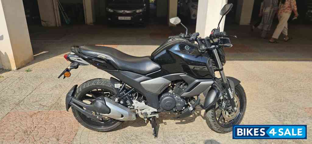 Black Yamaha FZ FI V3 BS6