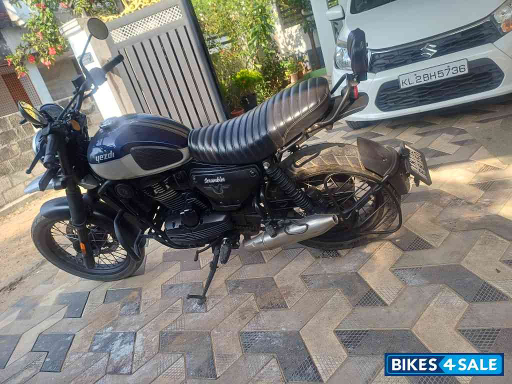 Yezdi Scrambler Dual Tone