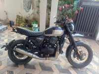 Yezdi Scrambler Dual Tone
