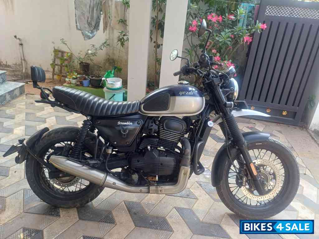 Yezdi Scrambler Dual Tone