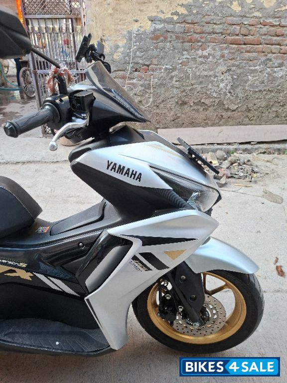 Silver Yamaha Aerox 155 Version S