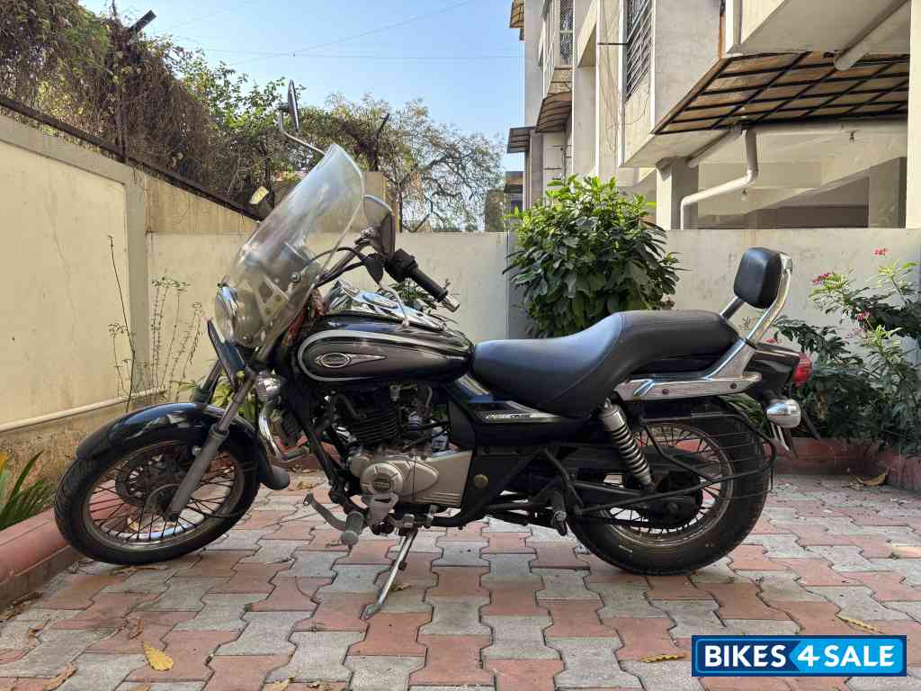 Black Bajaj Avenger Cruise 220
