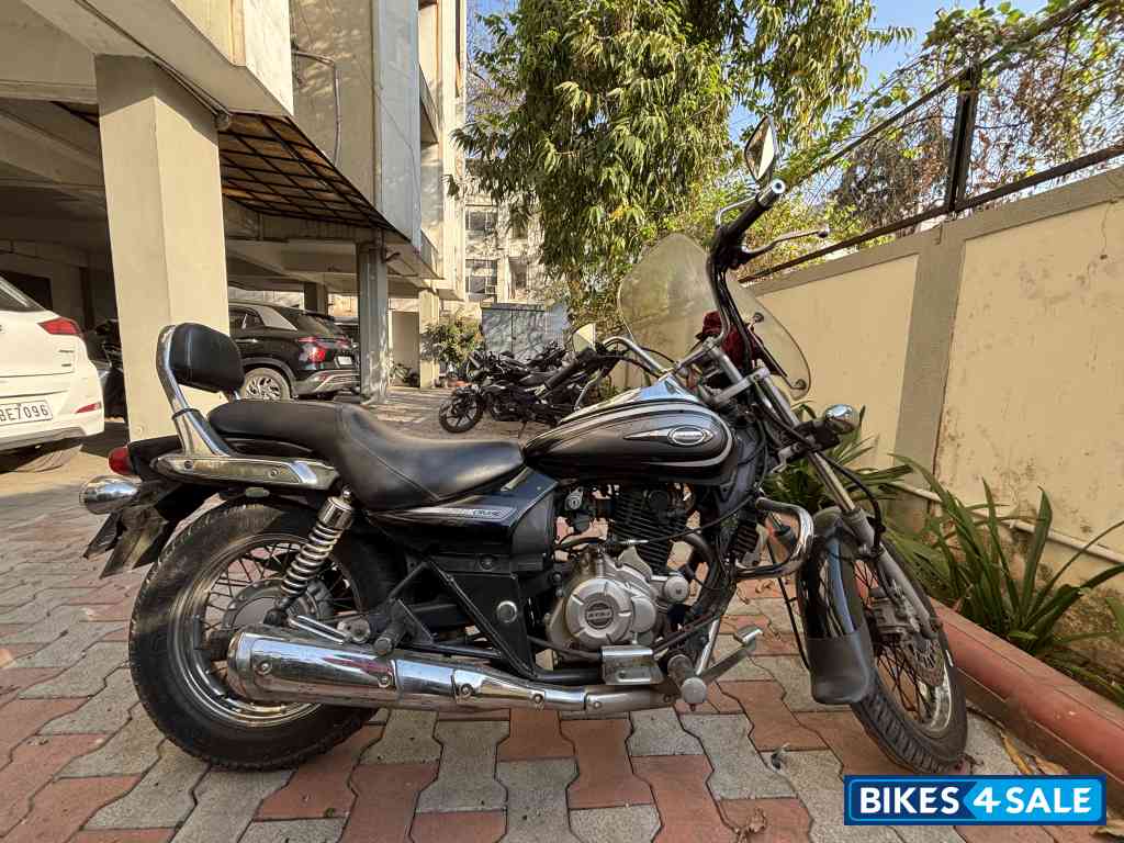 Black Bajaj Avenger Cruise 220