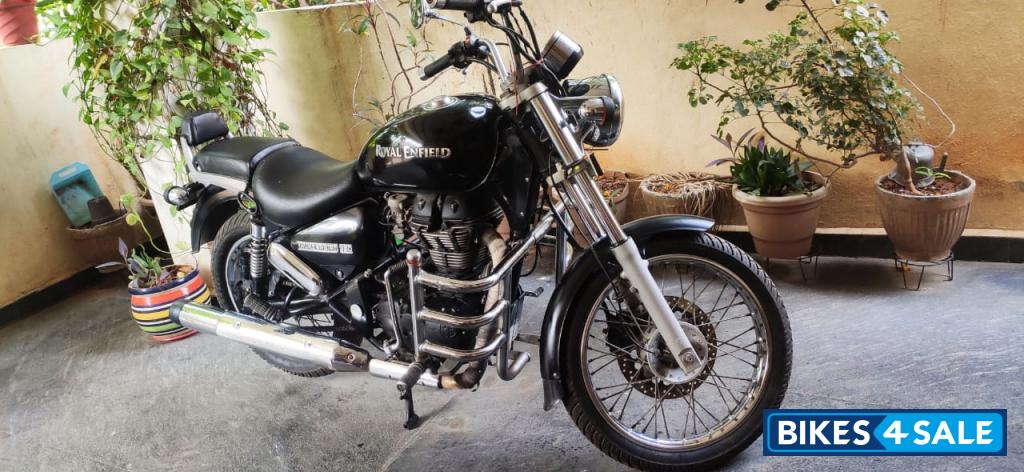 Black Royal Enfield Thunderbird 350 Black Royal Enfield Thunderbird 350