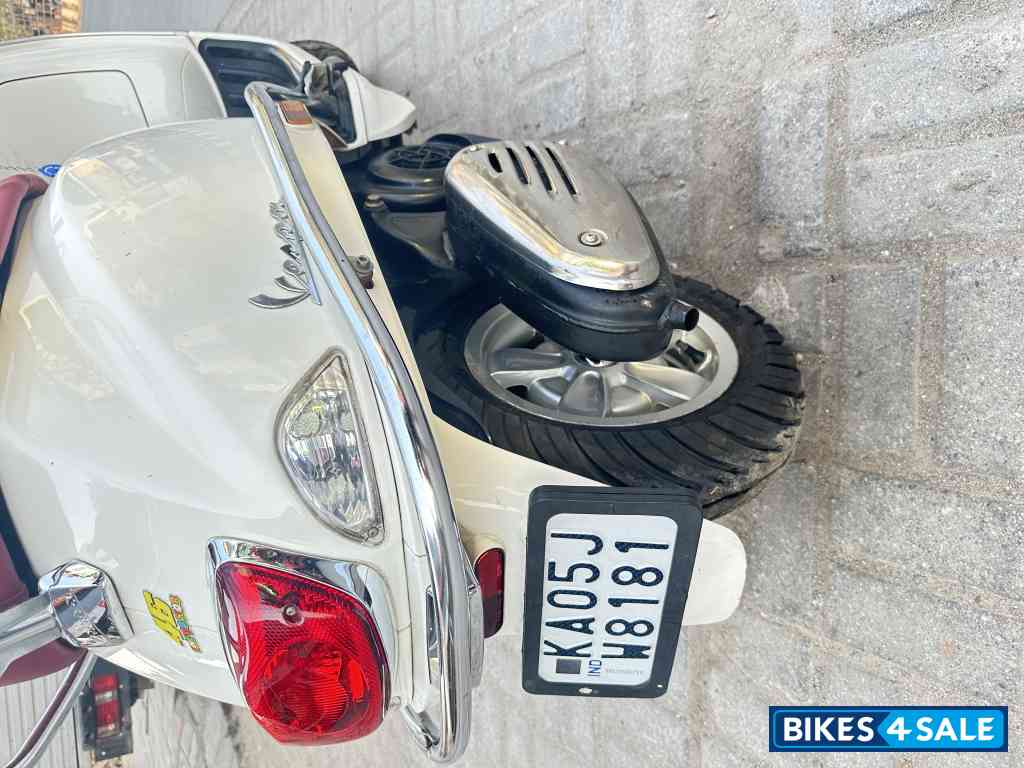 White Vespa VXL 150 White Vespa VXL 150