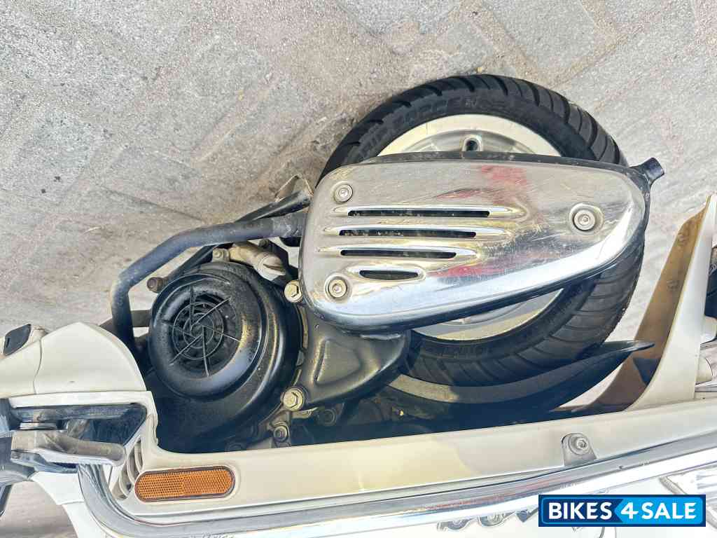 White Vespa VXL 150 White Vespa VXL 150