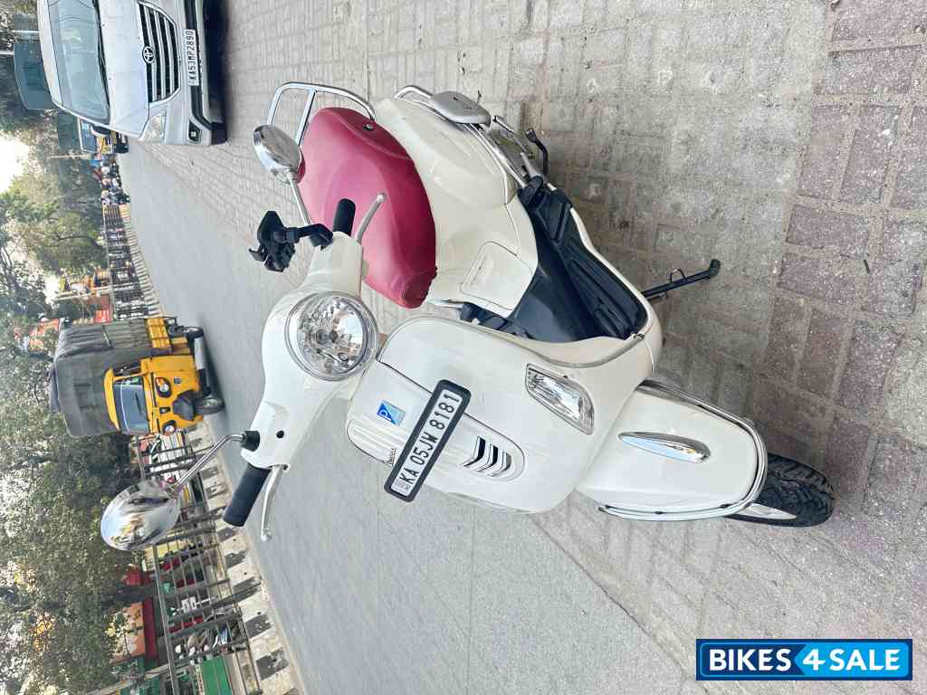 White Vespa VXL 150 White Vespa VXL 150