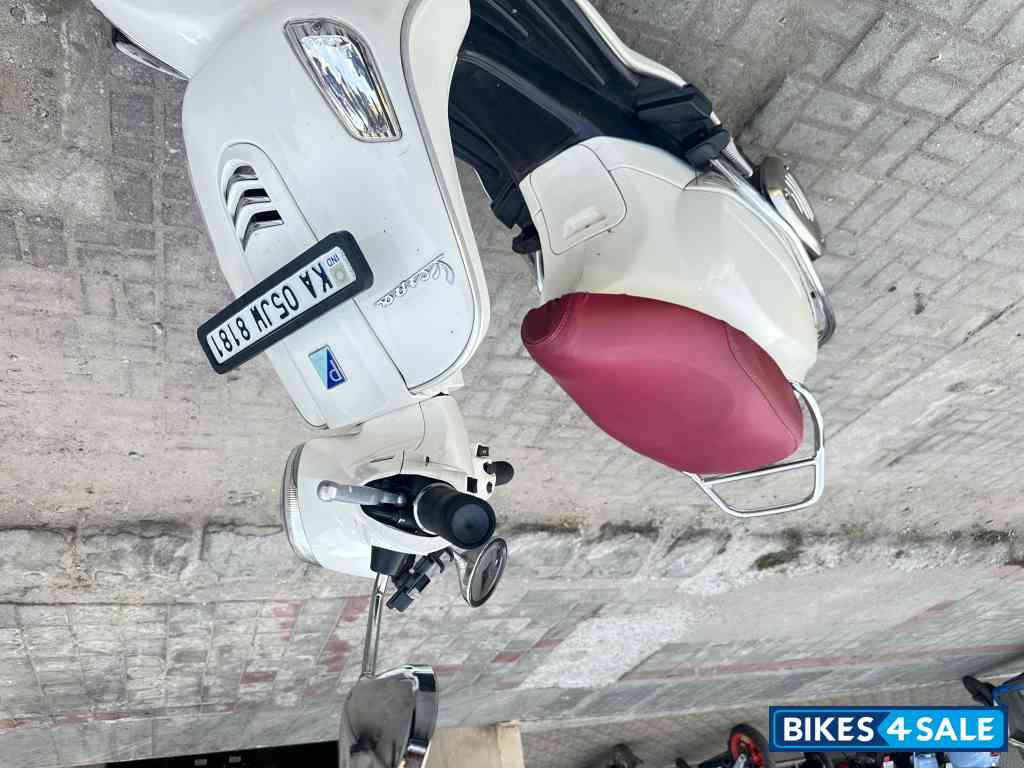 White Vespa VXL 150 White Vespa VXL 150