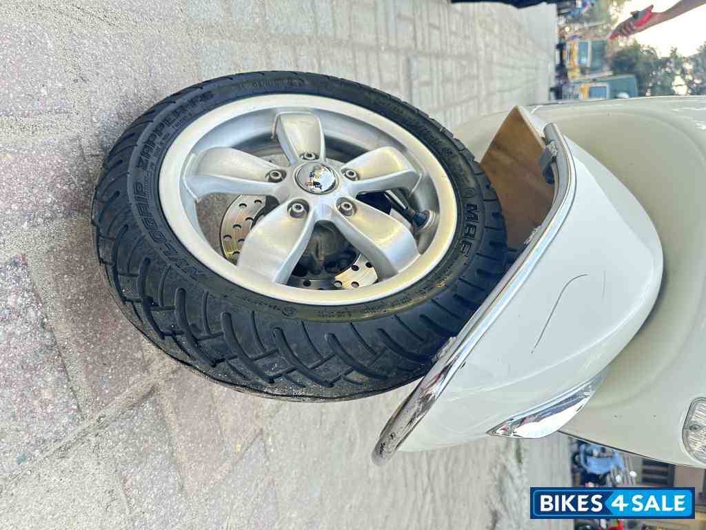 White Vespa VXL 150 White Vespa VXL 150