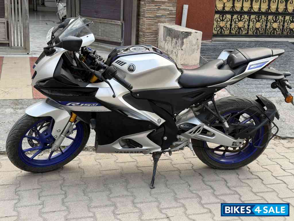 Yamaha R15 V4