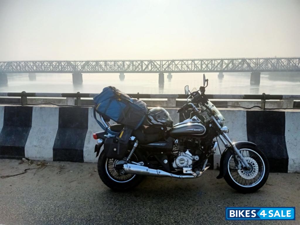 Black Bajaj Avenger Cruise 220