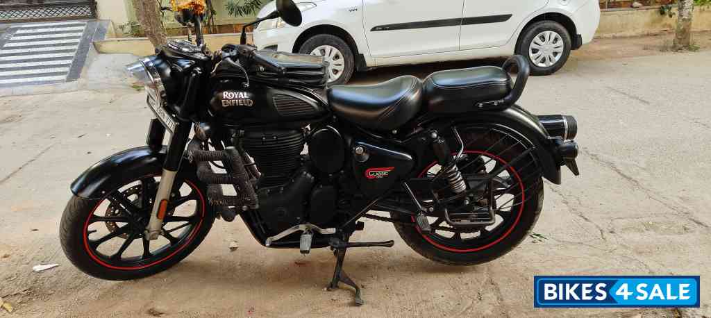 Stealth Black Royal Enfield Classic Stealth Black