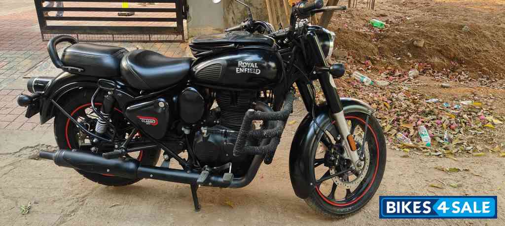 Stealth Black Royal Enfield Classic Stealth Black