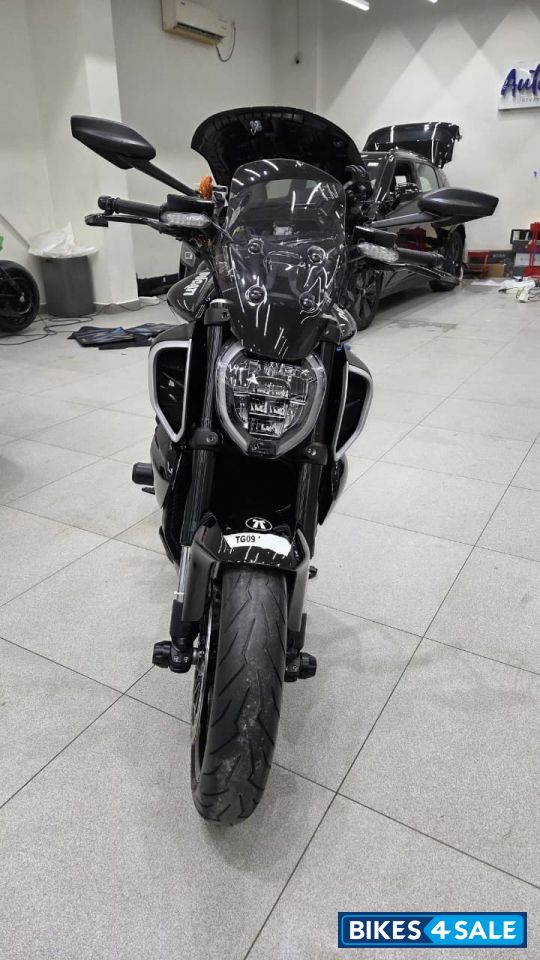 Black Ducati Diavel V4