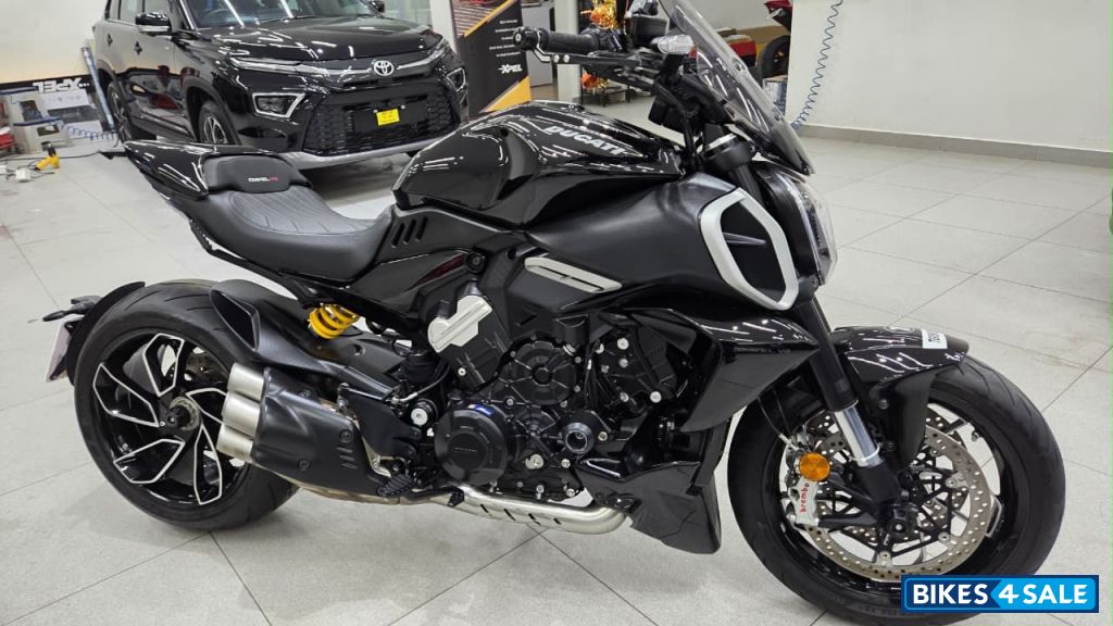 Black Ducati Diavel V4