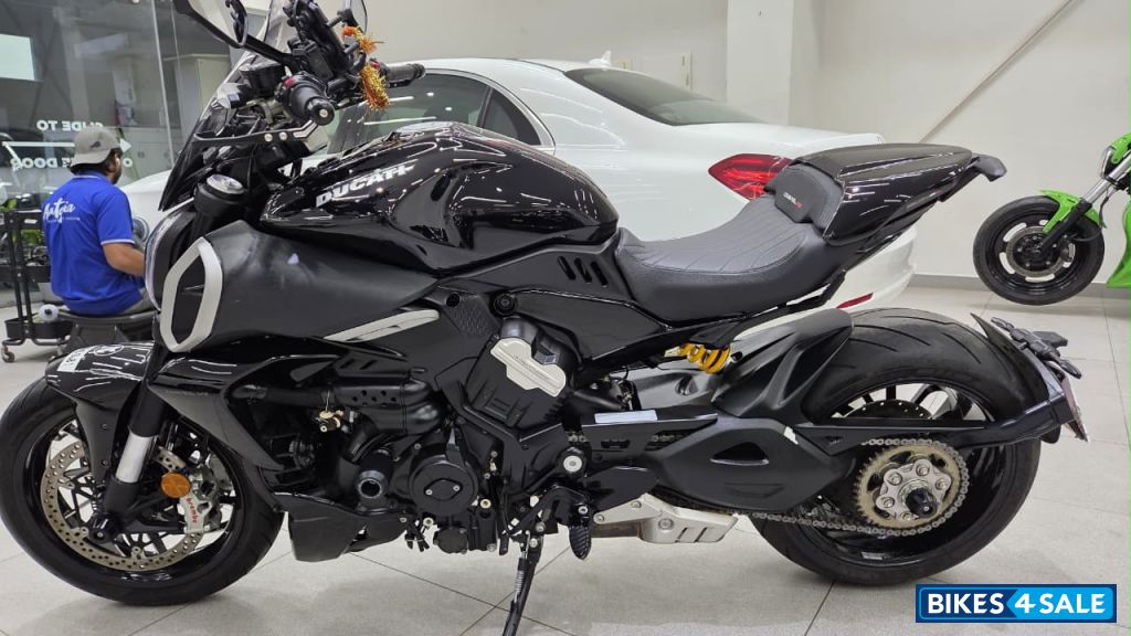 Black Ducati Diavel V4