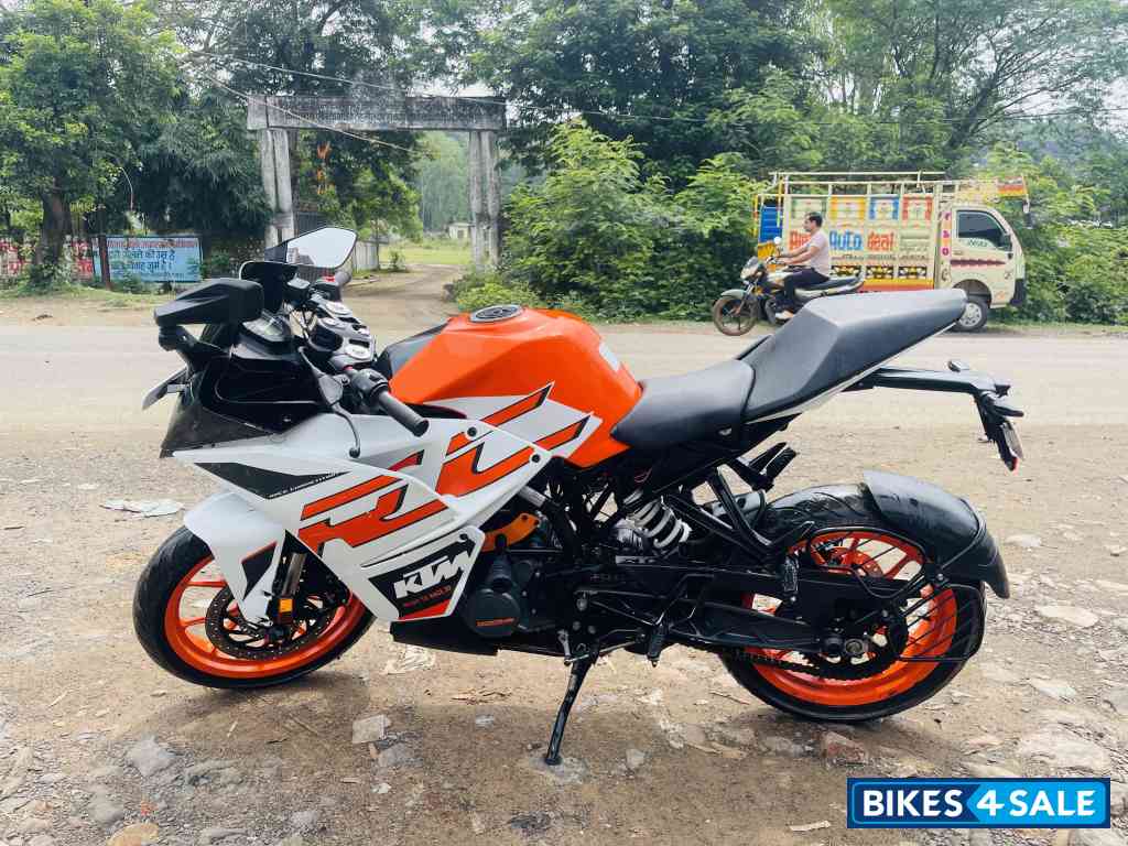 White & Orange KTM RC 125 2020