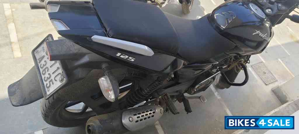 Black Bajaj Pulsar 125 Split Seat